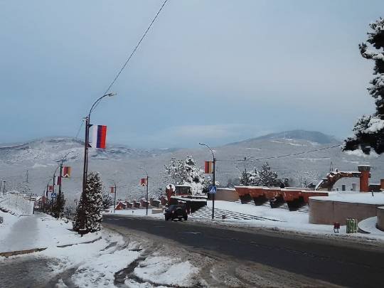 Xankəndinin girişində Rusiya bayrağı və  erməni əskisi yan-yana…-FOTO
