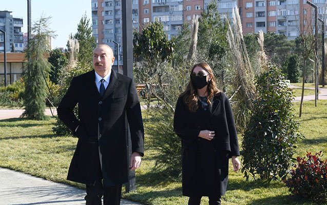 Prezident xanımı ilə yeni parkı gəzdi - Foto