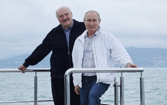 Putin və Lukaşenko dəniz gəzintisində - Foto