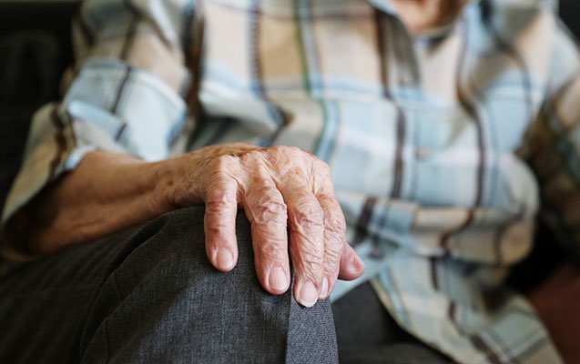 “Ruhi xəstə olan yoldaşım insult keçirib, hissiyyatını itirib, amma pensiyasını kəsiblər” - Foto