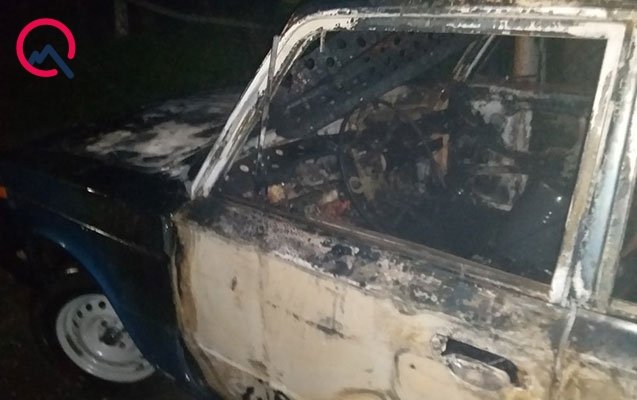 Qaxda minik avtomobili yandı - Fotolar