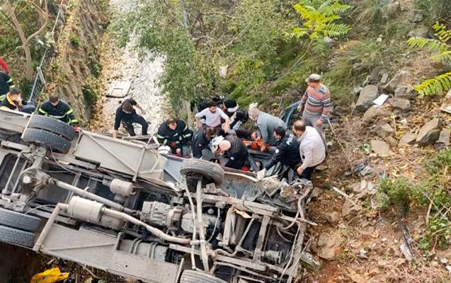 Türkiyədə mikroavtobus dərəyə aşdı - İki ölü, 20 yaralı.