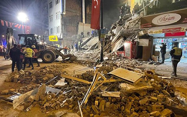 Türkiyədə binanın uçmasına görə 4 nəfər saxlanıldı.