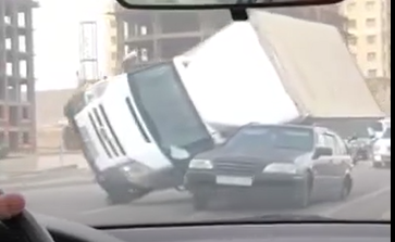 Bakıda külək yük maşınını “Mercedes”in üstünə aşırdı - Video