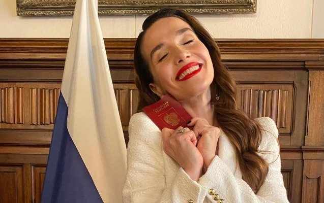 Nataliya Oreyro and içib Rusiya pasportunu aldı - Video