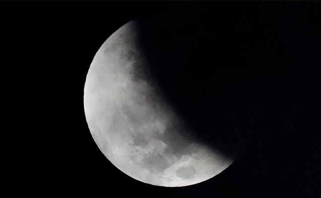 Son altı əsrin ən uzun Ay tutulması belə göründü - Video