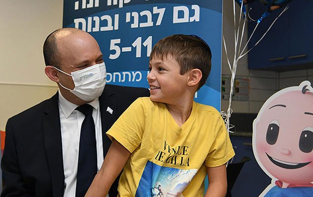 İsrailin Baş nazirinin oğlu ilə azyaşlıların vaksinasiyasına start verildi - Video