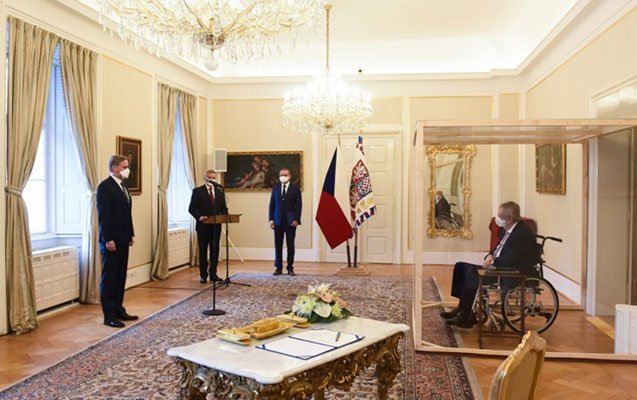 Çexiyanın yeni baş naziri and içdi, prezident şüşə arakəsmədən izlədi - Foto