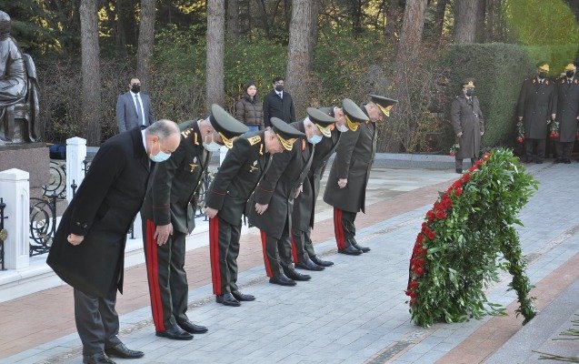 FHN-in kollektivi Fəxri və Şəhidlər xiyabanını ziyarət etdi - Fotolar