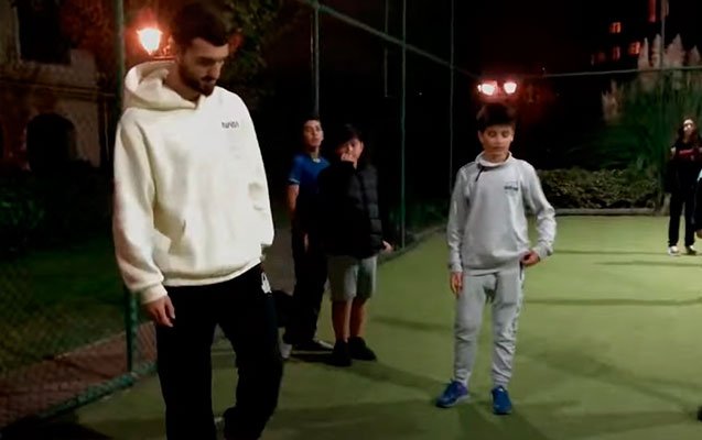 Mahir Emreli uşaqlarla futbol oynadı - Video