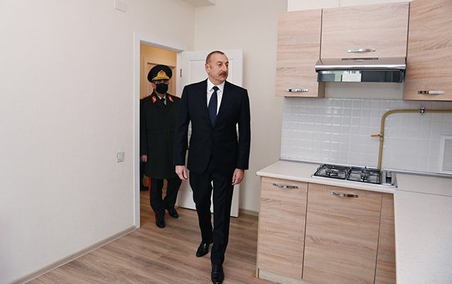 Prezident şəhid ailələri və hərbçilər üçün tikilmiş mənzillərlə tanış oldu - Foto