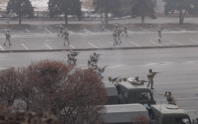 Almatıda hərbçilərlə silahlı kütlə arasında atışma başladı - Video