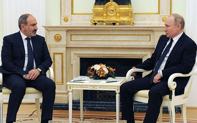 Putin Paşinyanla Qarabağdan danışdı