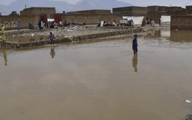Pakistanda yağışlar 290 can aldı