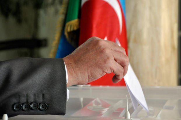 İki siyasətçi seçici imzalarını MSK-ya təqdim edib - YENİLƏNİB