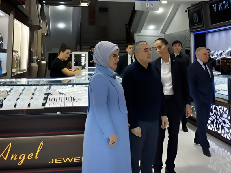 Əminə Ərdoğan Mərkəzi Univermaqda olub