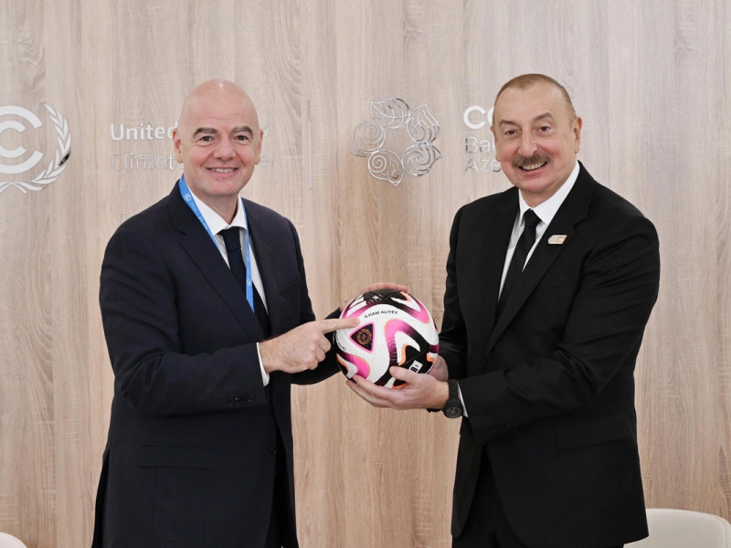 FIFA prezidenti Azərbaycan liderinə üzərində "İlham Aliyev" yazılmış xüsusi top təqdim edib