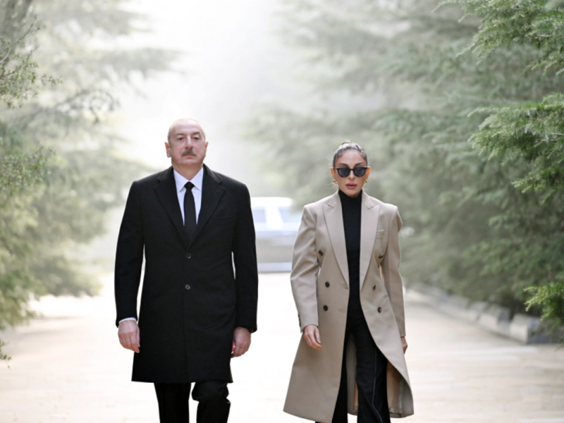İlham Əliyev və Mehriban Əliyeva ümummilli lider Heydər Əliyevin məzarını ziyarət ediblər