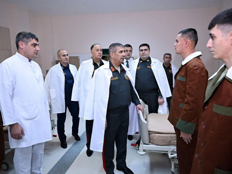 Zakir Həsənov Baş Klinik Hospitalda müalicə olunan hərbçilərlə görüşüb