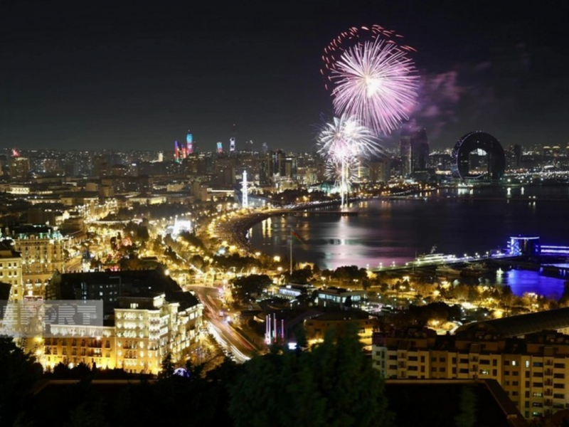 Bakıda Dünya Azərbaycanlılarının Həmrəyliyi Günü və Yeni il atəşfəşanlığı olub