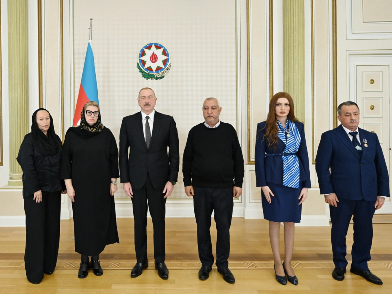 İlham Əliyev təyyarə qəzasında həlak olan ekipaj heyətinin ailə üzvləri və sağ qalan bələdçilərlə görüşüb