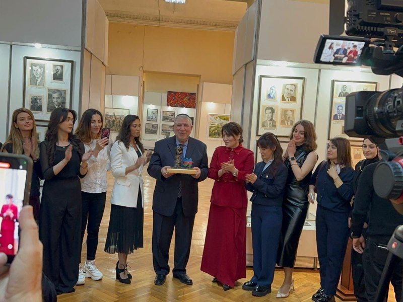 "Qarabag Azərbaycandır" adlı rəsm sərgisi nümayiş etdirilir.