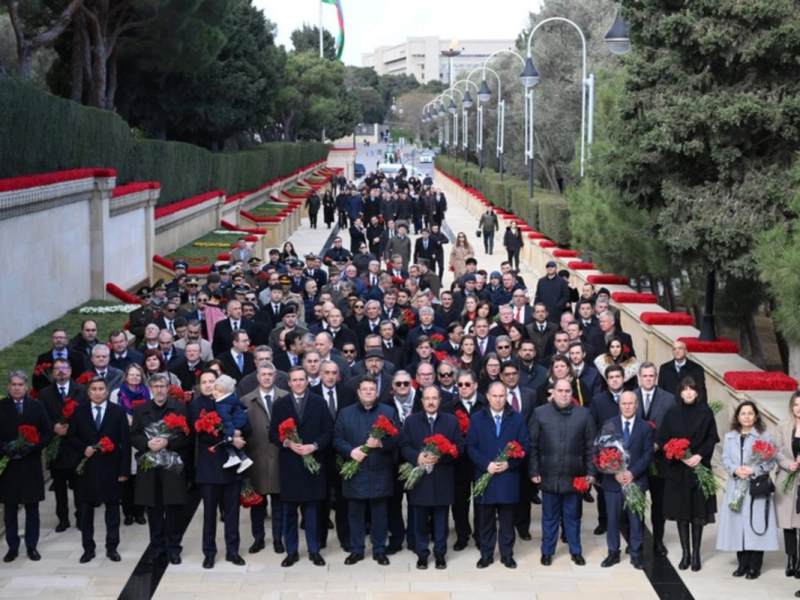 Diplomatik korpusun nümayəndələri Şəhidlər xiyabanını ziyarət ediblər
