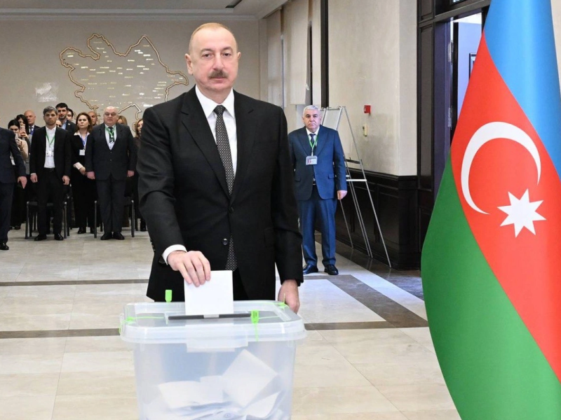 Prezident İlham Əliyev 1 saylı seçki məntəqəsində səs verib