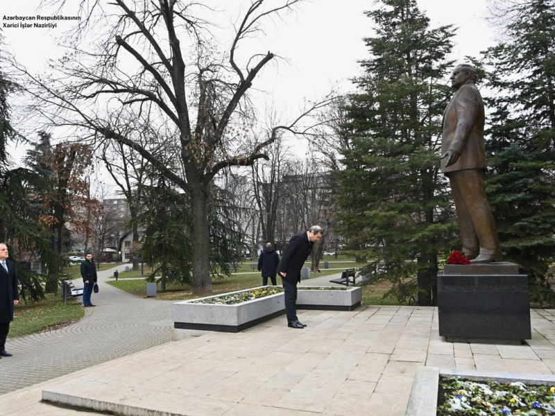 Ceyhun Bayramov Belqradda Heydər Əliyevin abidəsini ziyarət edib