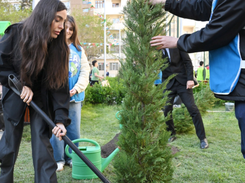 Leyla Əliyeva növbəti həyətin açılışını etdi
