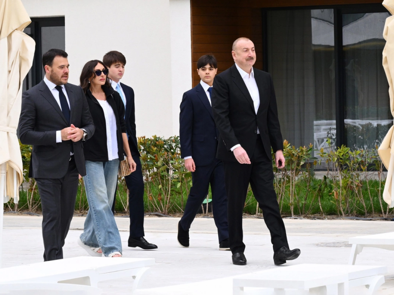 İlham Əliyev və Mehriban Əliyeva "Sea Breeze" istirahət mərkəzinin ərazisində layihələrlə tanış olublar
