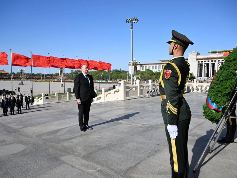 Azərbaycan Prezidenti Pekində Xalq Qəhrəmanları Abidəsini ziyarət edib