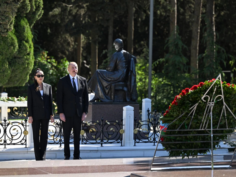 İlham Əliyev və Mehriban Əliyeva Fəxri xiyabanda Ulu Öndər Heydər Əliyevin məzarını ziyarət ediblər