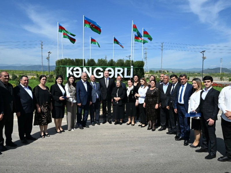 İlham Əliyev Ağdamın Kəngərli kəndinə köçən sakinlərlə görüşüb, onlara evlərin açarlarını təqdim edib