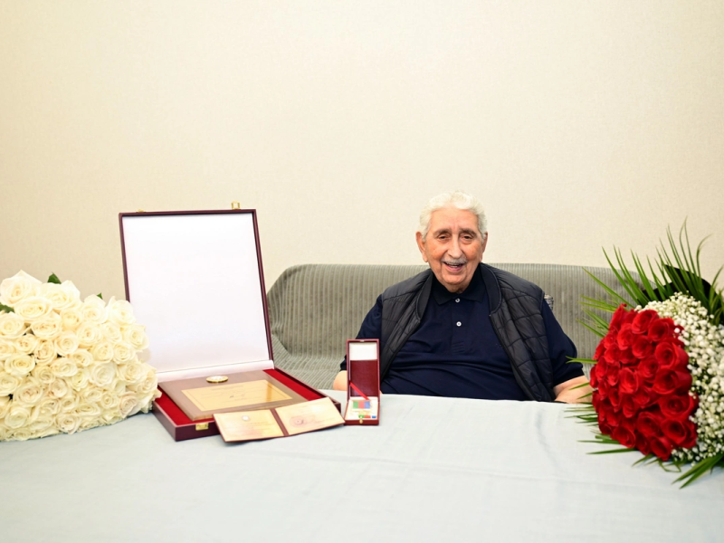 Xalq artisti Arif Babayevə Heydər Əliyev Mükafatı təqdim olunub