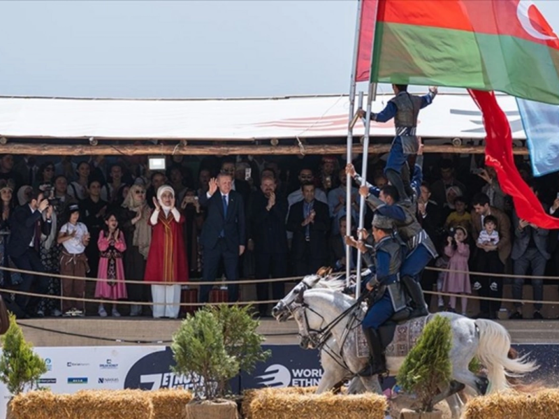Ərdoğan Qarabağ atları ilə olan çıxışı ayaqüstdə alqışlayıb
