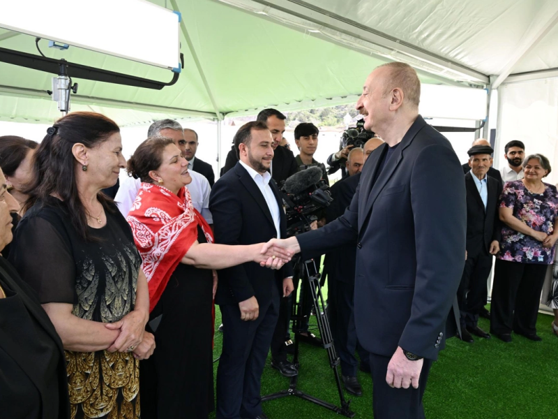 Prezident İlham Əliyev Laçının Bəylik kəndinə köçən sakinlərlə görüşüb, onlara evlərin açarlarını təqdim edib