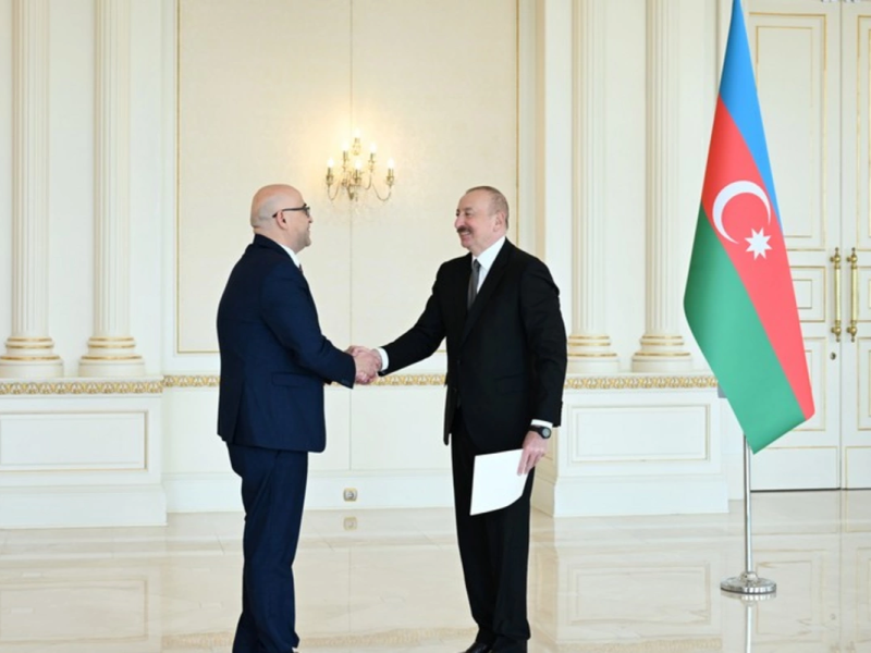 İlham Əliyev Fələstinin ölkəmizdə yeni təyin olunmuş səfirinin etimadnaməsini qəbul edib