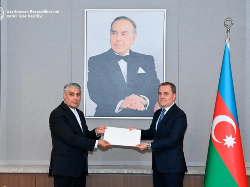Ceyhun Bayramov İranın yeni səfirinin etimadnaməsinin surətini qəbul edib