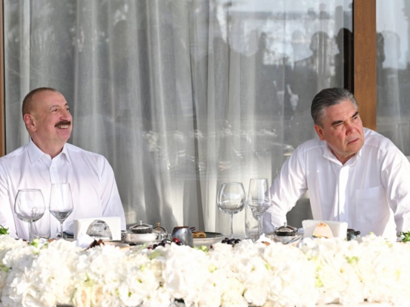 Prezident İlham Əliyev və Qurbanqulu Berdiməhəmmədov birgə nahar ediblər