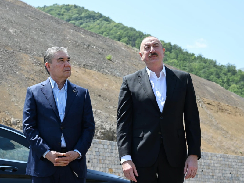 İlham Əliyev və Qurbanqulu Berdiməhəmmədov Daşaltı kəndinin fonunda şəkil çəkdiriblər