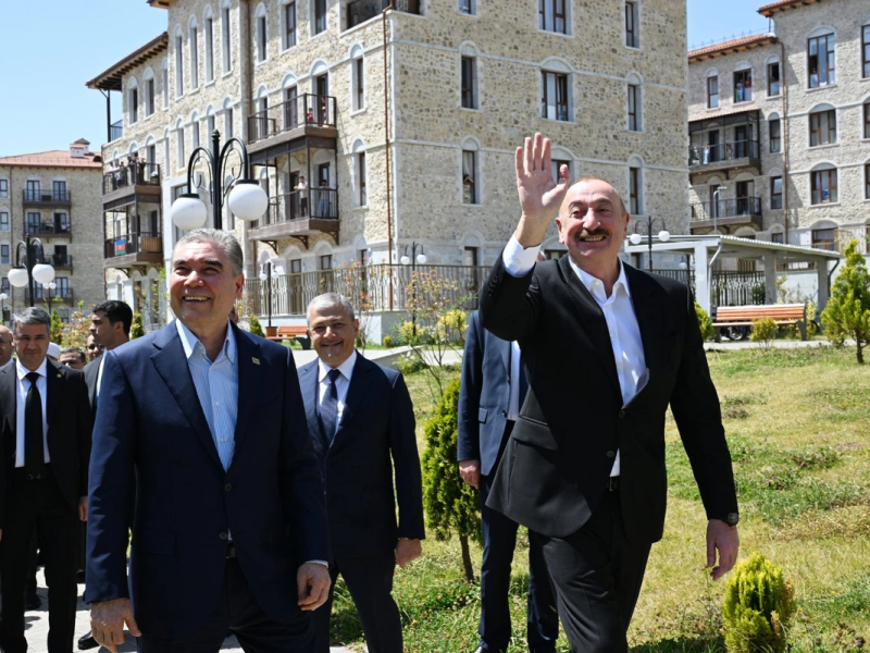 İlham Əliyev və Berdiməhəmmədov Şuşada inşa edilən birinci yaşayış kompleksində olublar
