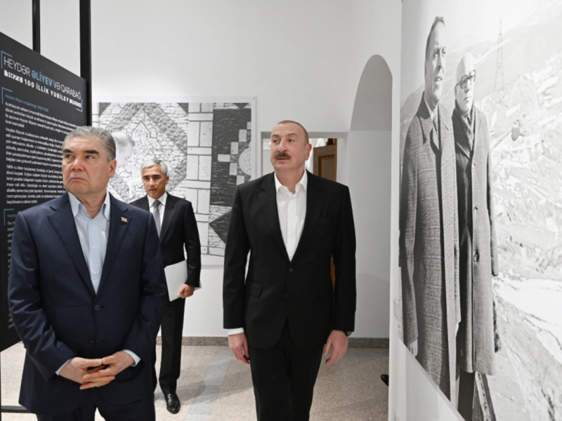 İlham Əliyev və Berdiməhəmmədov Şuşada "Heydər Əliyev və Qarabağ" sərgisi ilə tanış olublar