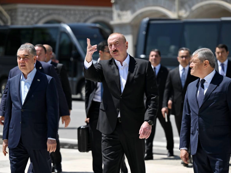 Liderlər Şuşada Şuşada Natəvanın, Bülbülün və Üzeyir Hacıbəylinin gülləbaran edilmiş heykəllərinə baxıblar