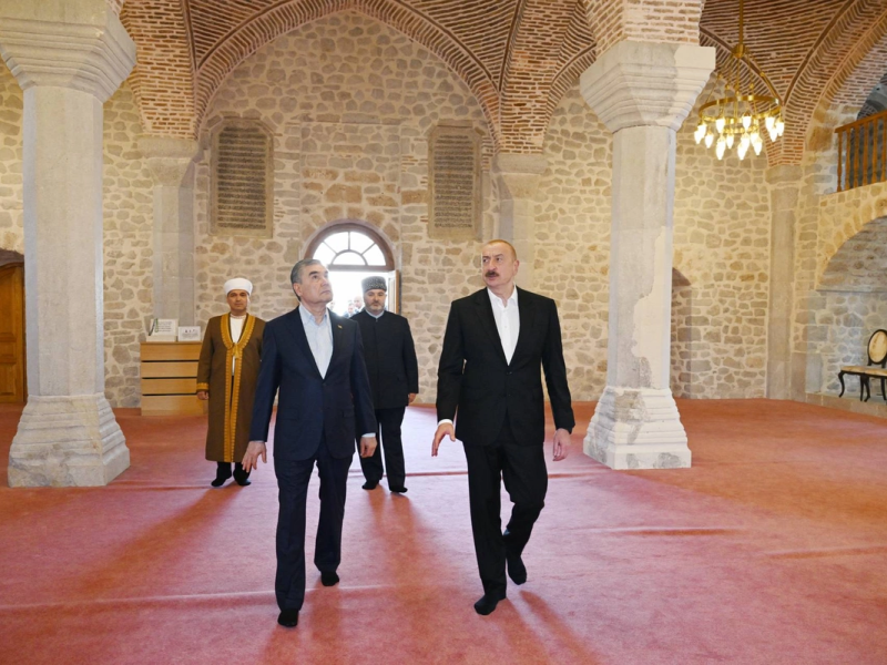 İlham Əliyev və Berdiməhəmmədov Şuşada Yuxarı Gövhər Ağa məscidini ziyarət ediblər