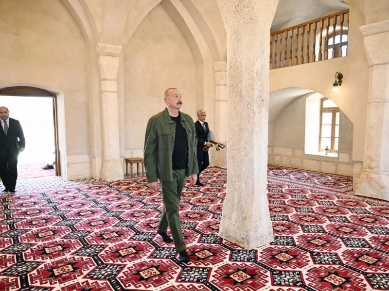 İlham Əliyev Ağdamın Qiyaslı kəndindəki tarixi məscidin binasının bərpadan sonra açılışında iştirak edib