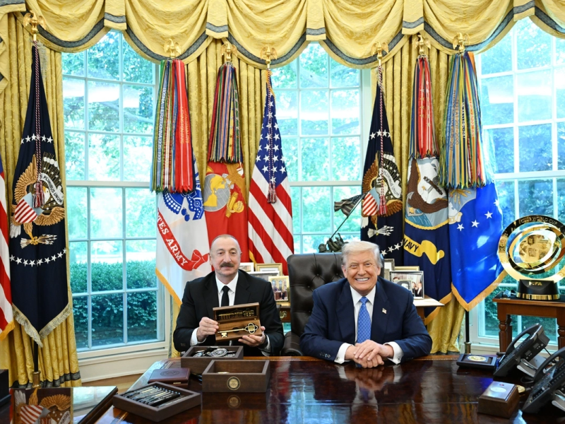 Donald Tramp Ağ Evin rəmzi açarını İlham Əliyevə təqdim edib