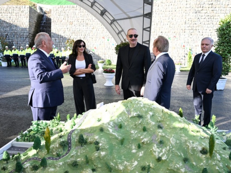 İlham Əliyev və Mehriban Əliyeva Toğanalı-Kəlbəcər-İstisu avtomobil yolunda görülən işlərlə tanış olublar