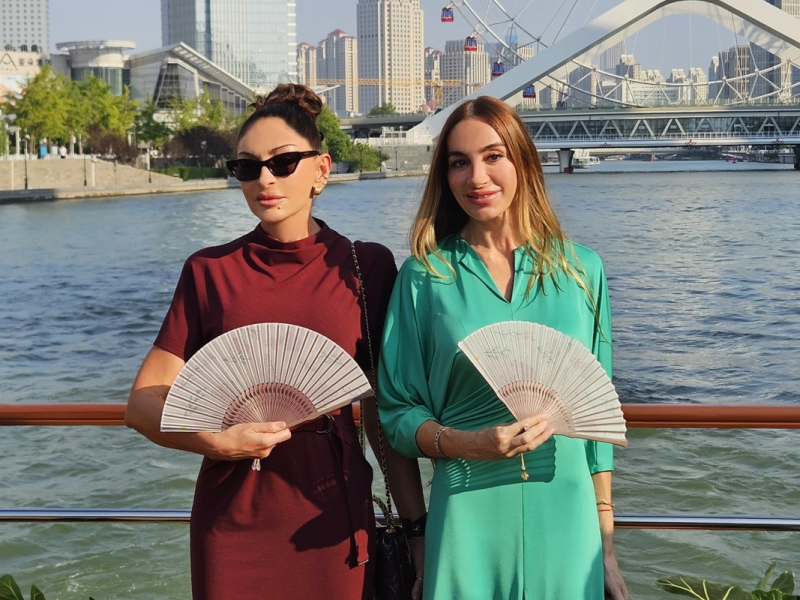Mehriban Əliyeva Çində dövlət və hökumət başçılarının xanımları ilə birlikdə gəmi gəzintisində iştirak edib