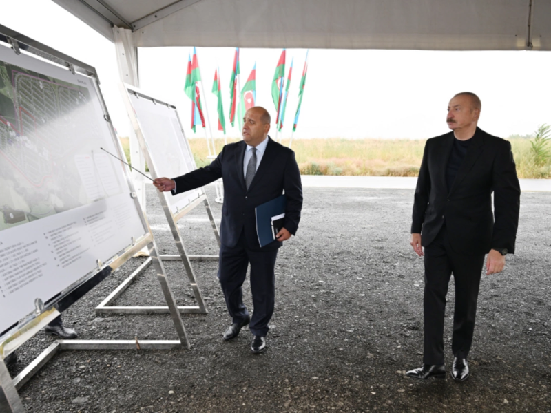 İlham Əliyev Füzuli rayonunun yeni salınacaq Qaraxanbəyli kəndinin təməlini qoyub